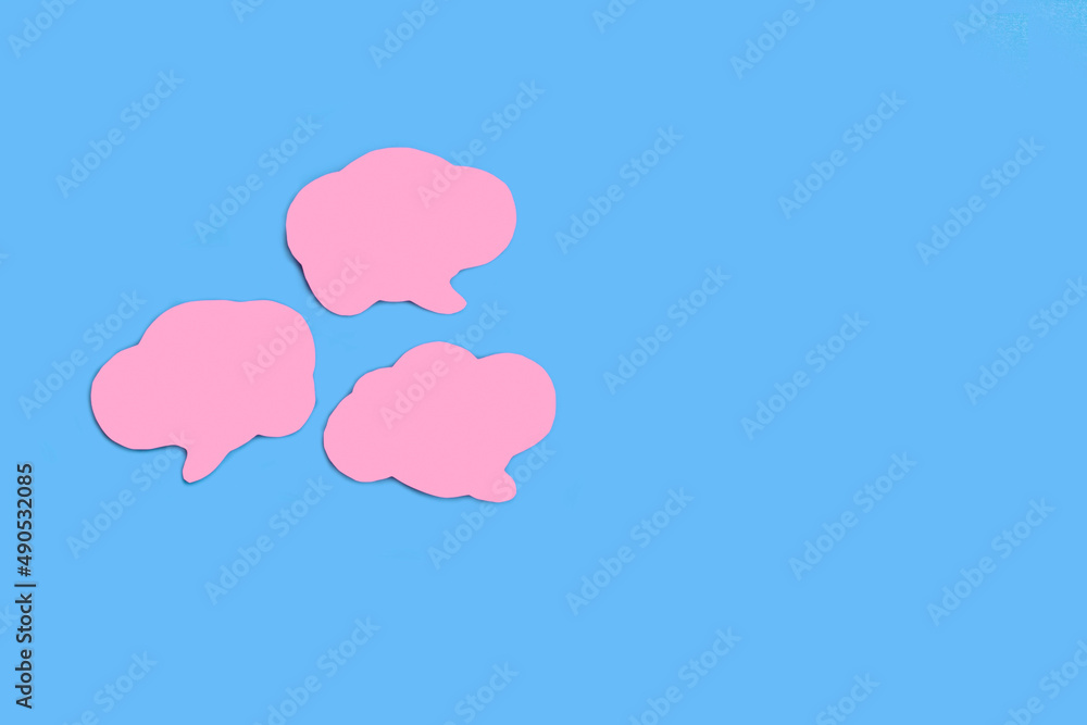 Burbujas de chat fuxia rosada sobre un fondo azul liso y aislado. Vista superior. Copy space