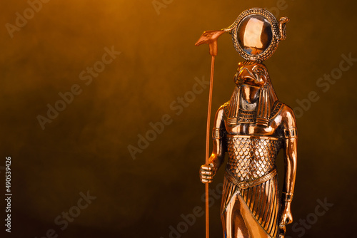 Foto metal golden statue of the Egyptian sun god Ra on a black background with smoke