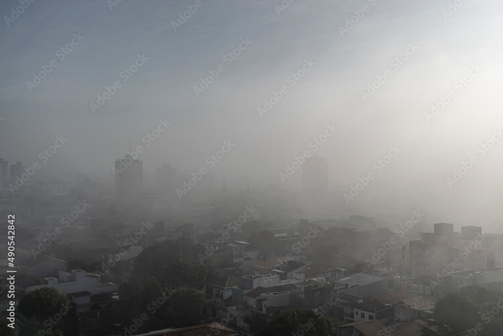 Névoa de manhã na cidade de Suzano, São Paulo, Brasil com prédio, casas, vizinhança e comércio na área central