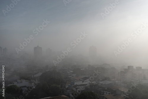Névoa de manhã na cidade de Suzano, São Paulo, Brasil com prédio, casas, vizinhança e comércio na área central © Flix