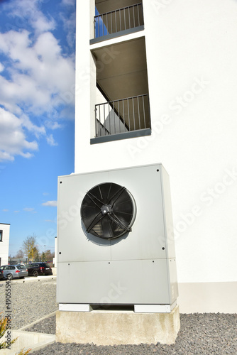 Luftwärmepumpe / Klimaanlage für Heizung und Warmwasser an einer neu gebauten Mehrfamilien-Wohnanlage