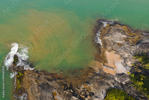 Imagens aéreas do morro da pescaria e passeio de canoa havaiana no final da praia do morro, uma ótima forma de conhecer praias desertas e lugares paradisíacos em Guarapari. photo