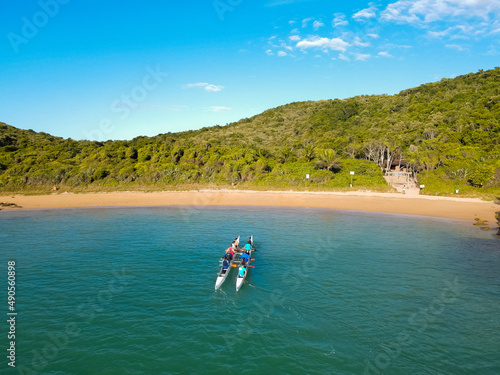 Imagens aéreas do morro da pescaria e passeio de canoa havaiana no final da praia do morro, uma ótima forma de conhecer praias desertas e lugares paradisíacos em Guarapari. photo