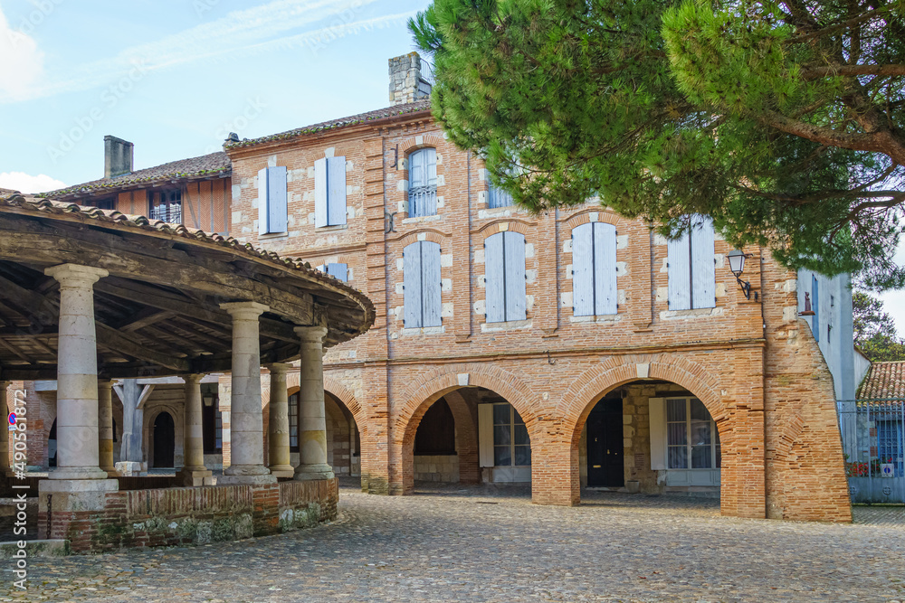 Plaza de Halle with cereals from Auvillar. France