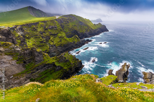 Urlaub in IRLAND: Kerry Cliffs, Aillte Chiarrai - Klippen, Felsen, Meer, Grün und dramatisches Wetter - Weitwinkel / Panoramaaufnahme photo