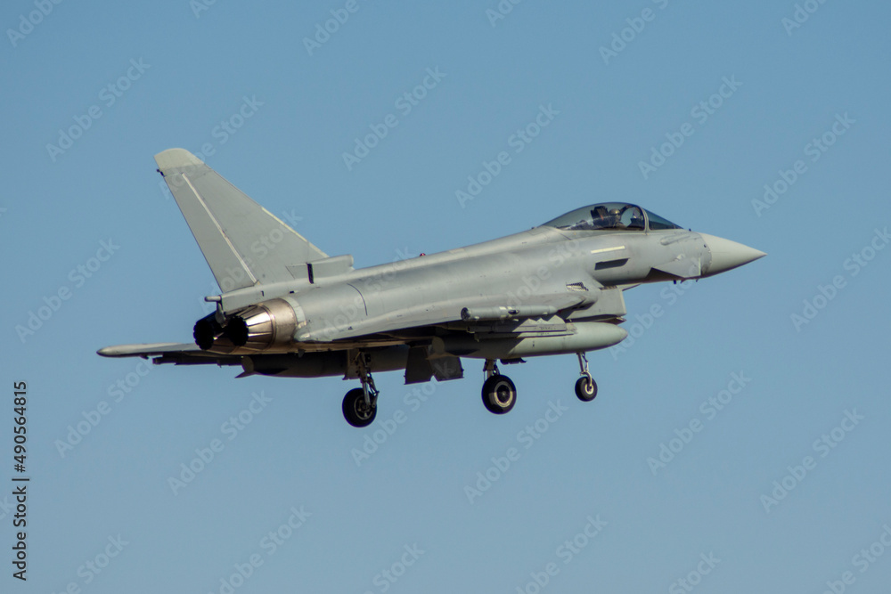 Avión de combate, reactor militar aterrizando