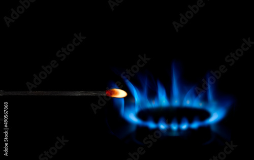 Blaue Gasflammen vor dunklem Hintergrund