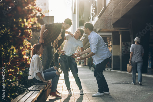 Foto Young friends hang out on the city street