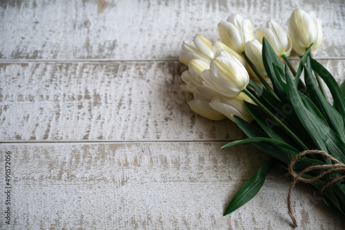 Fototapeta Naklejka Na Ścianę i Meble -  Bouquet of white tulips on the wooden table