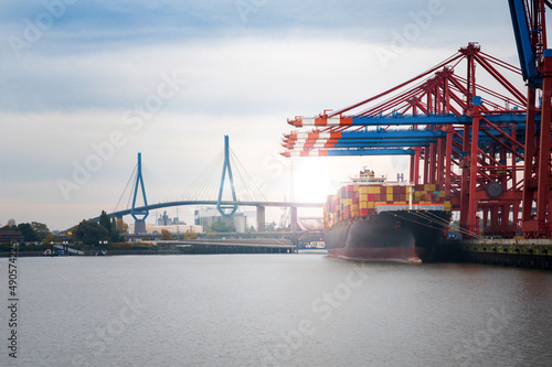 Hamburger Hafen mit Köhlbrandbrücke im Hintergrund - Hafen, Hamburg