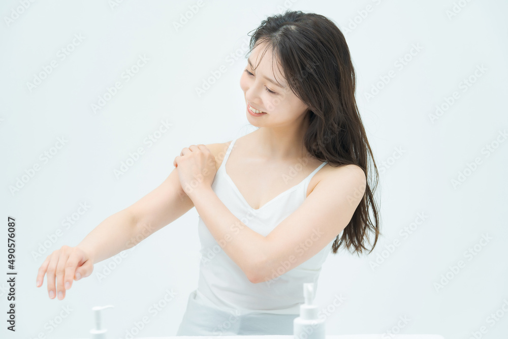 肌の状態を触って確かめる女性 