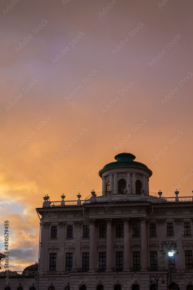 Obraz premium A beautiful building on the background of a colorful sunset