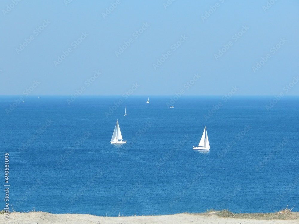 Bateaux à voile qui naviguent sur la mer