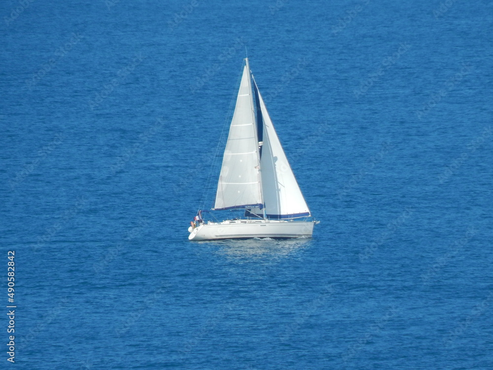 Bateau à voile blanc sur l'océan bleu