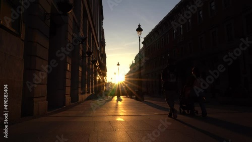 (TIME LAPSE) puesta de sol en la calle Alcalá en Madrid, España, 28 de febrero de 2022.