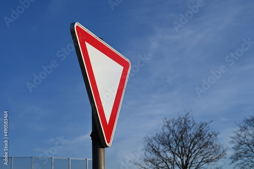 Verkehrsschild Verkehr Schild Vorfahrt gewähren Himmel photo