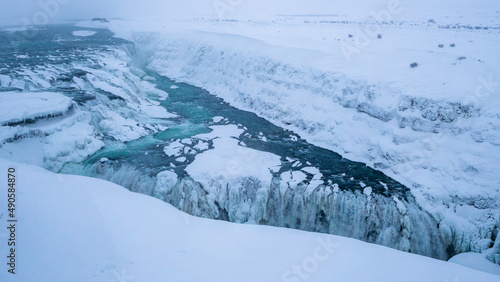 Fototapeta Naklejka Na Ścianę i Meble -  Dramatische Landschaft mit gefrorenem Wasserfall