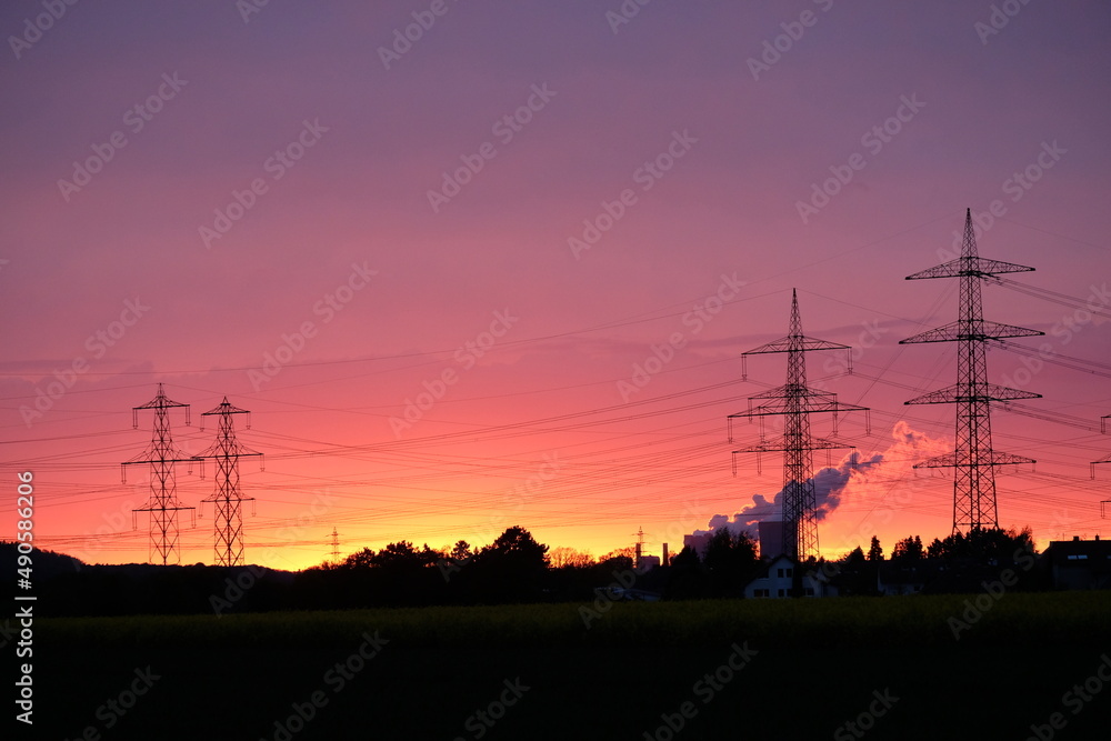 FU 2021-05-10 Natur 101 Sonnenuntergang zwischen Stromleitungen und Industrieschornsteinen
