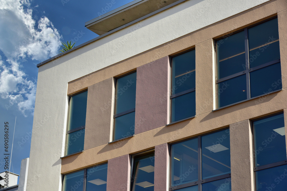 Fassade einer neu gebauten modernen Mehrfamilien-Wohnanlage Fassade einer neu gebauten modernen Mehrfamilien-Wohnanlage