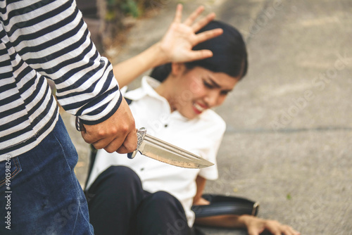 Foto Crime concept : The villain uses a knife to intimidate a woman for a crime and all the way down to protect yourself