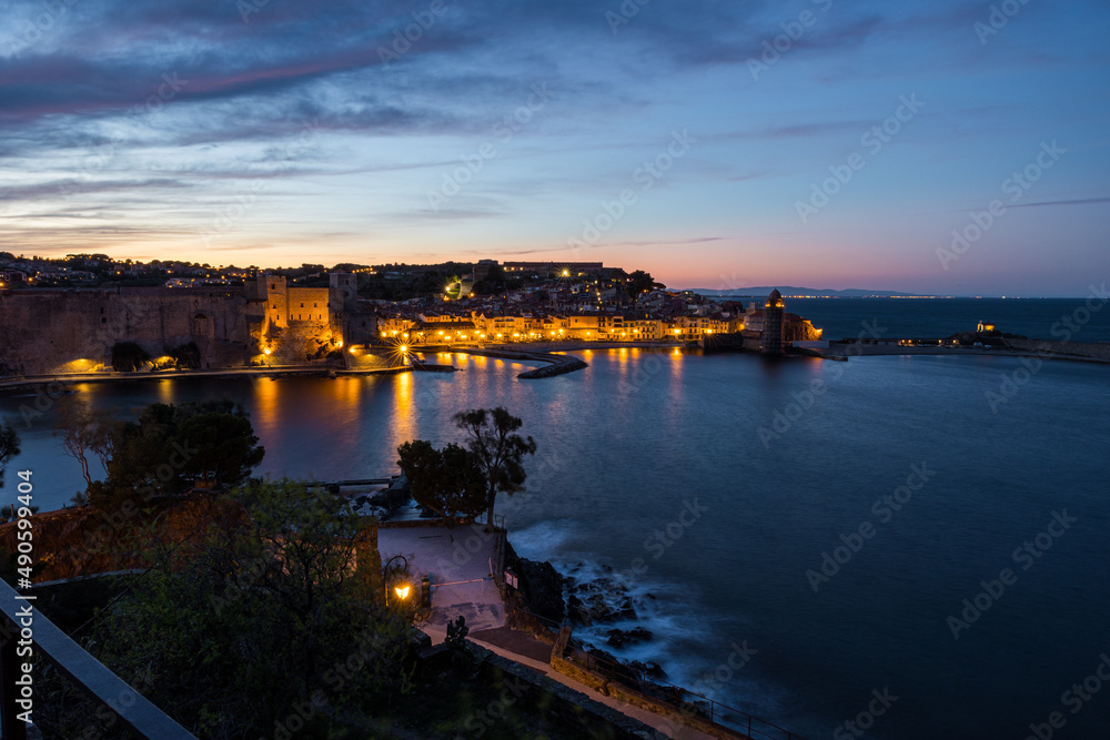 Vue à la tombée de la nuit sur la baie de Collioure depuis La Glorieta (Occitanie, France)