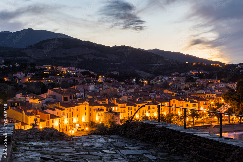 Vue à la tombée de la nuit de la Plage du Port d’Avall à Collioure depuis La Glorieta (Occitanie, France)