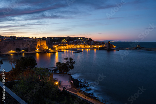 Vue    la tomb  e de la nuit sur la baie de Collioure depuis La Glorieta  Occitanie  France 