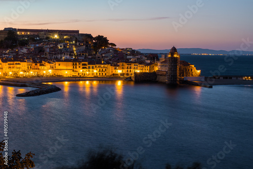 Vue à la tombée de la nuit sur la baie de Collioure depuis La Glorieta (Occitanie, France)