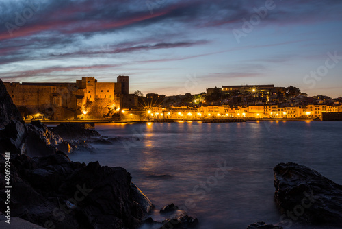 Vue à la tombée de la nuit sur le Château Royal à Collioure depuis La Glorieta (Occitanie, France)