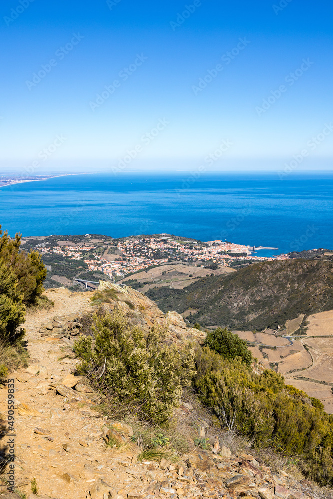 Vue sur Collioure et sa baie au bord de la Méditerranée depuis le Massif des Albères (Occitanie, France) Vue sur Collioure et sa baie au bord de la Méditerranée depuis le Massif des Albères (Occitanie, France)