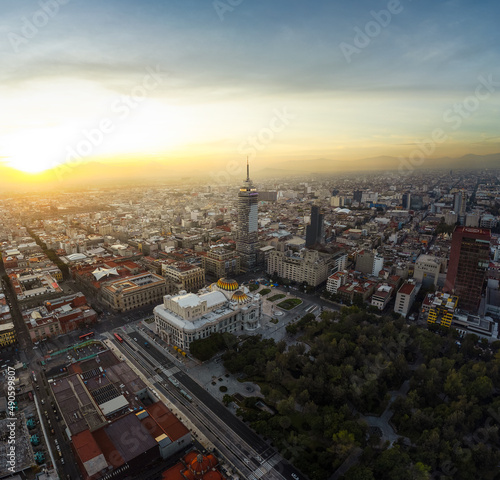 Amanecer en el palacio de bellas artes y torre latino y alameda central, ciudad de México