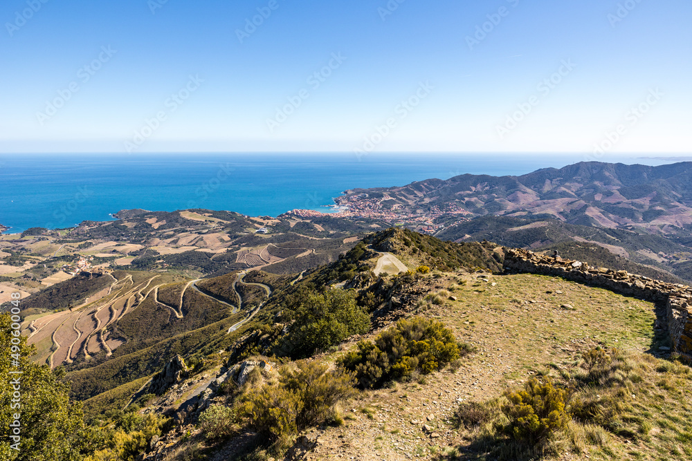 Vue sur Banyuls-sur-Mer et Côte Vermeille au bord de la Méditerranée depuis le Massif des Albères (Occitanie, France)
