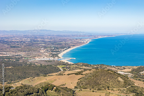 Vue sur Collioure et les plages d’Argelès-sur-Mer jusqu’à Leucate depuis le Massif des Albères (Occitanie, France)