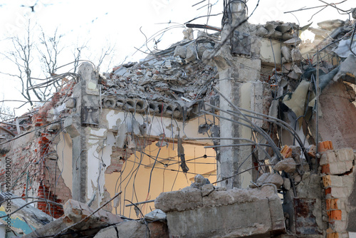 Rozwalone budynki mieszkalne w mieście spowodowane wybuchem bomby w czasie wojny.  photo