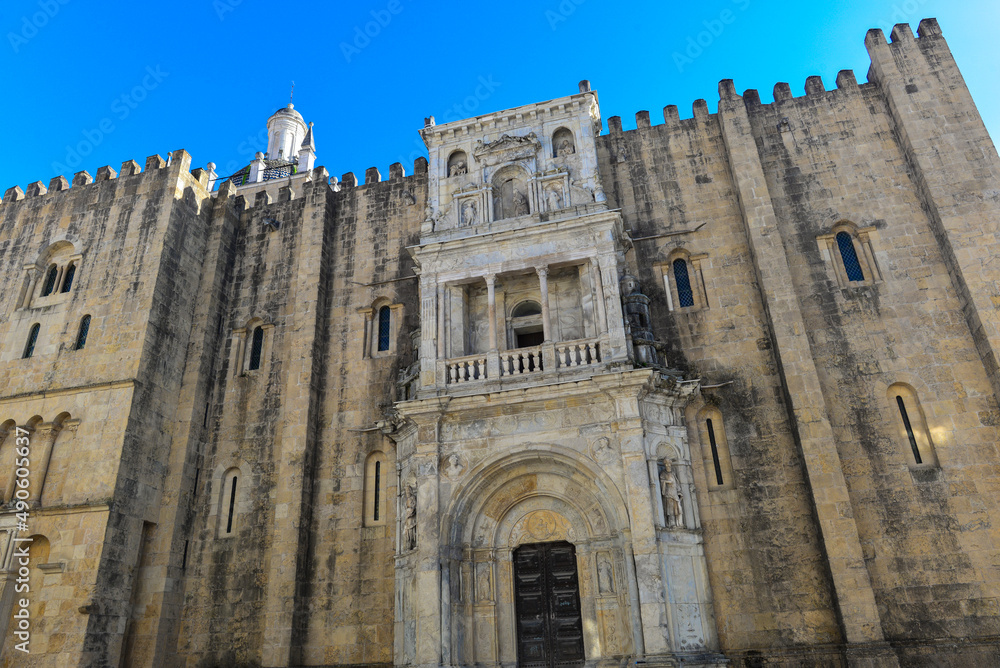 katholische Kirche Sé Velha (alte Kathedrale) in Coimbra, Portugal 