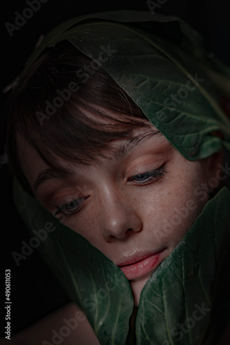 Ritratto di ragazza con foglie di verdure