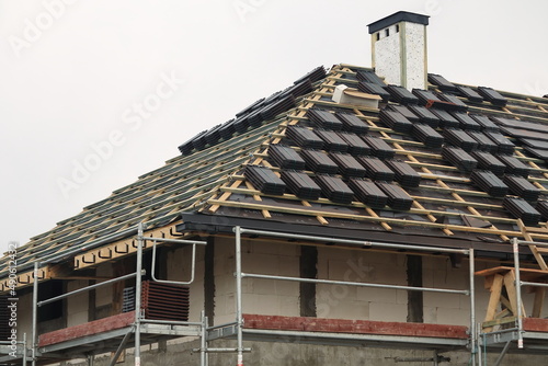 Budowa domu. Układanie dachówki. Building a house. Laying tiles.