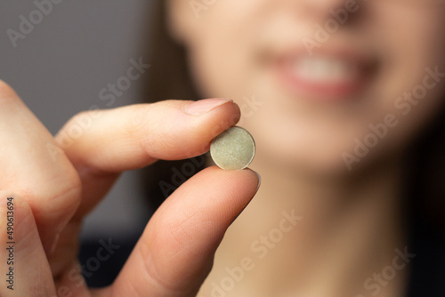 Obraz na płótnie Closeup of a woman holding an iodine pill. w salonie
