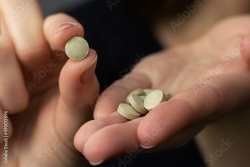 Foto Closeup of a woman holding an iodine pill.