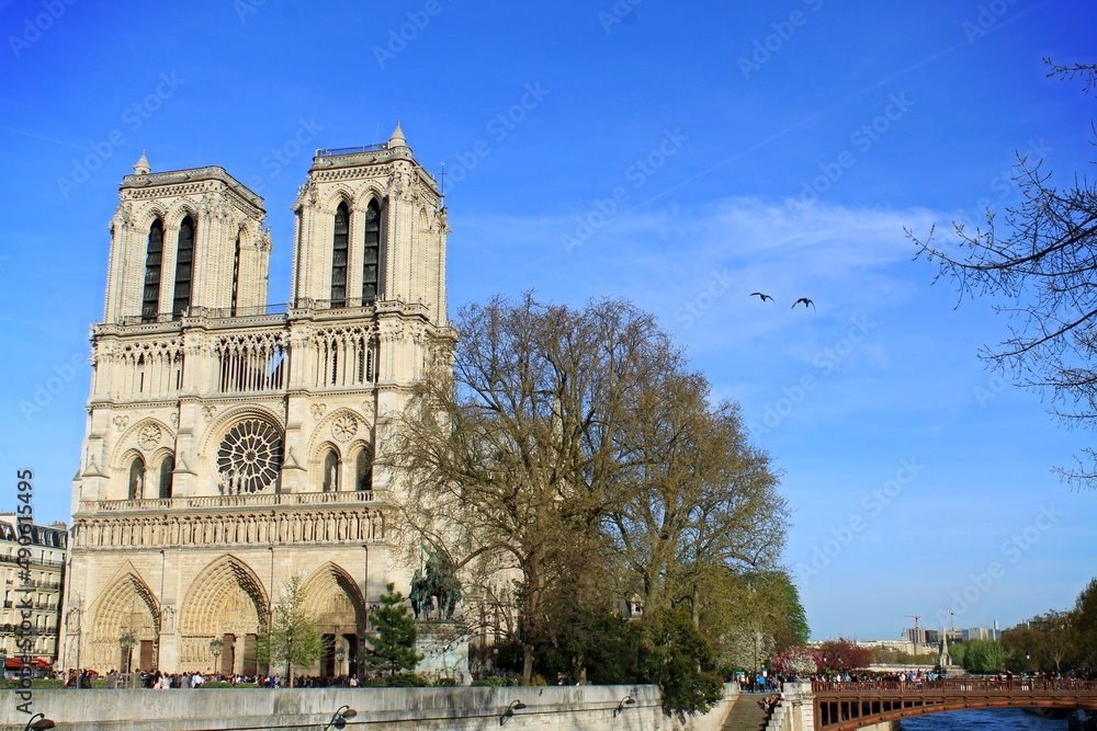 notre dame in the day