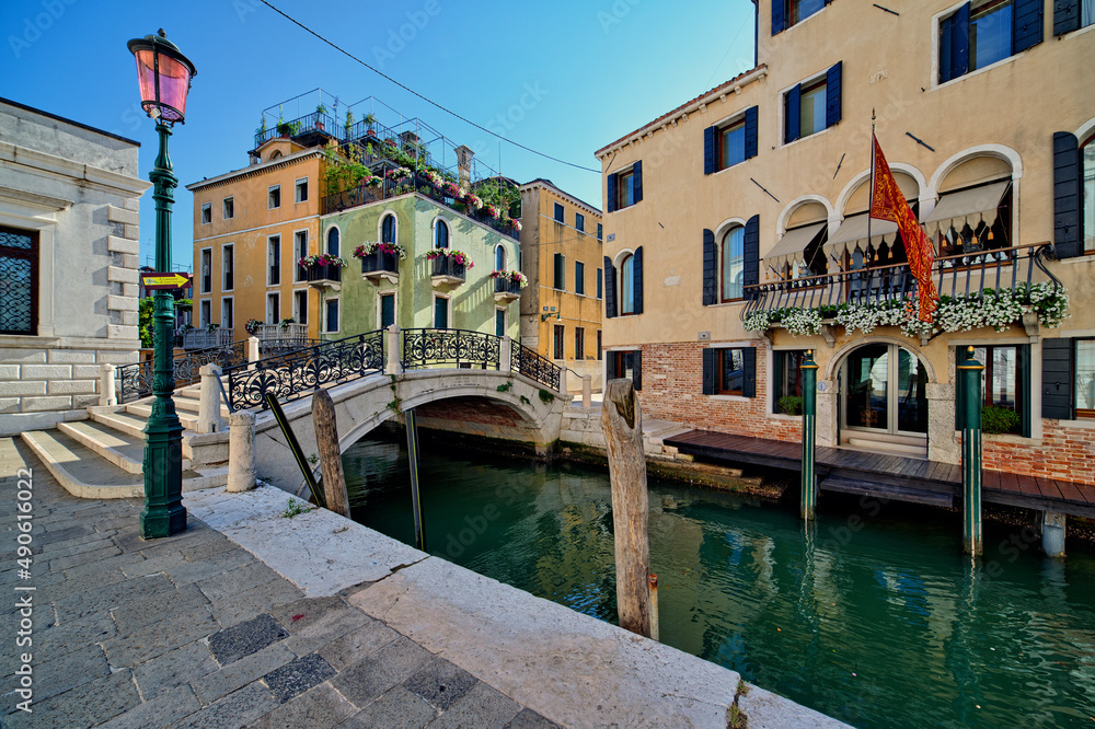 Obraz na płótnie Włochy, Wenecja, mały kanał, bez ludzi, wenecka flaga, woda, kolorowe domy w salonie