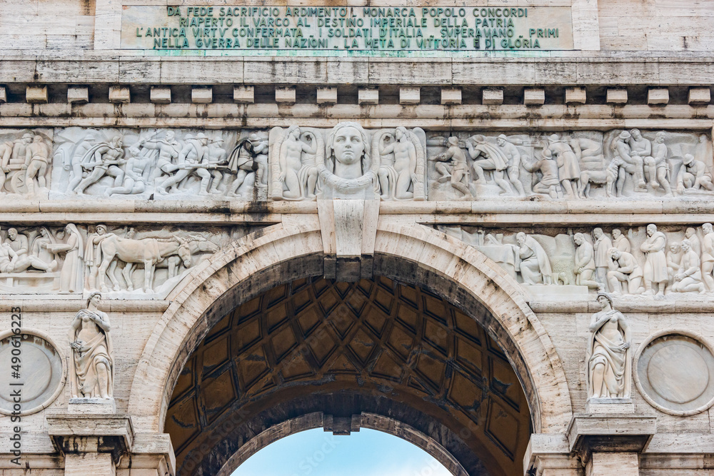 Statues on the triumphal Arch