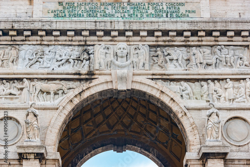 Statues on the triumphal Arch