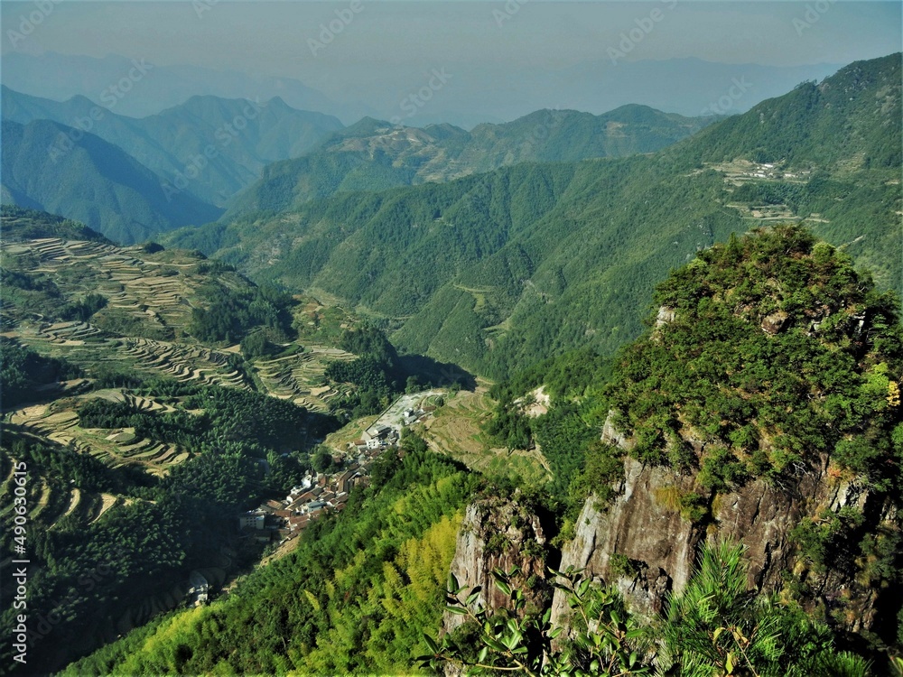 : The scene of terraced paddy fields and mountains in a suburb of Lishui City in Zhejiang Province in China中国浙江省麗水市郊外にある棚田と山々の風景