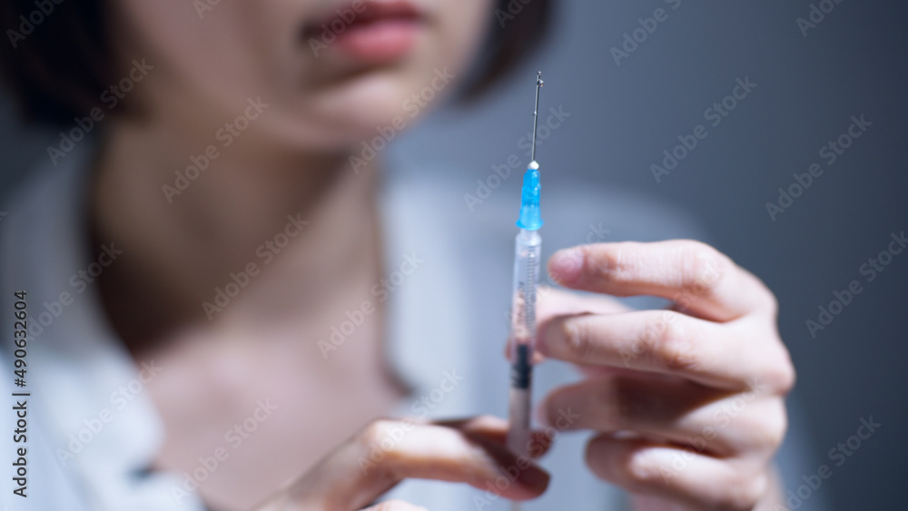 注射を打つ女性(薬物中毒・薬物依存症・ドラッグ) 注射を打つ女性(薬物中毒・薬物依存症・ドラッグ)