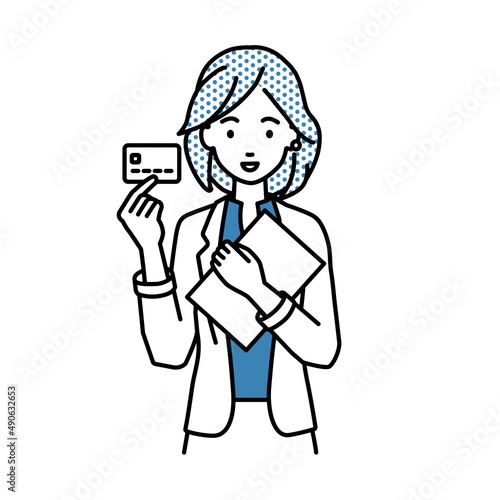 立って書類とカードを手に持つジャケットの女性