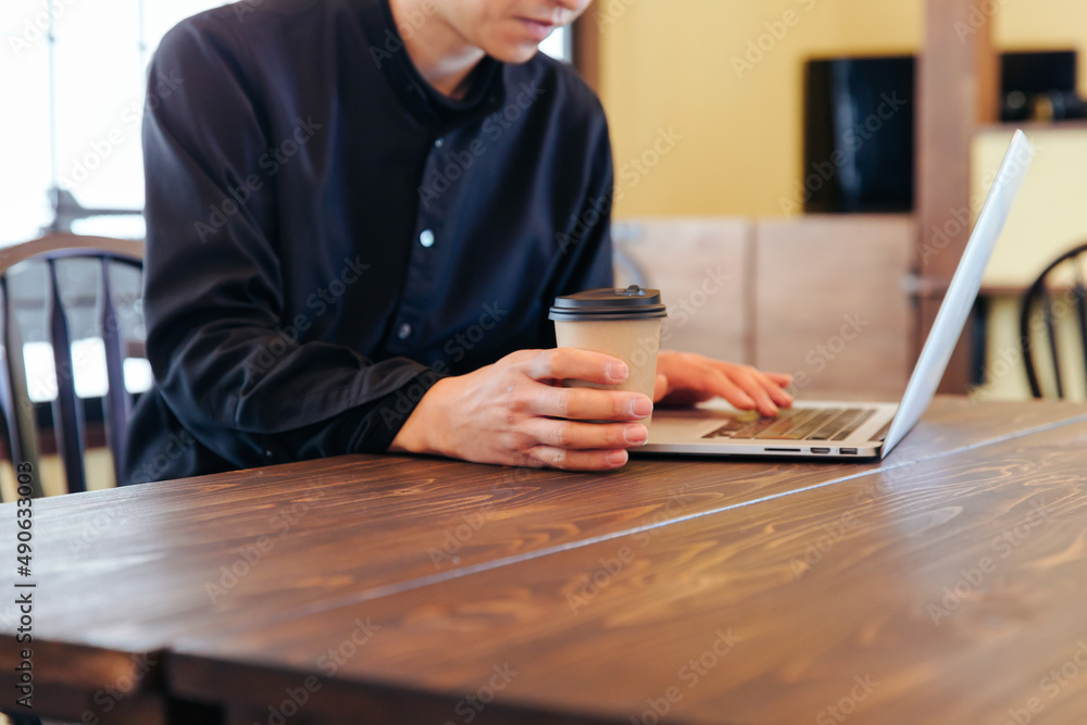 コーヒーを片手にパソコン操作する男性　jobs