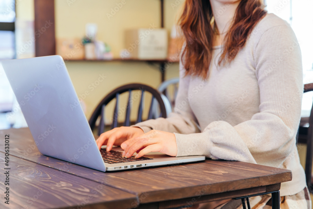 Fototapeta premium パソコン操作する女性 jobs