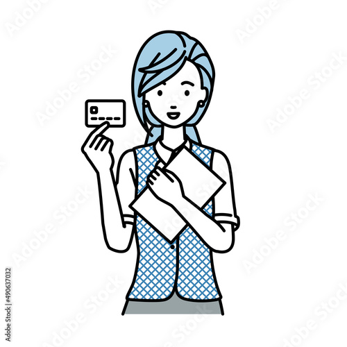 立って書類とカードを手に持つ事務員制服の女性