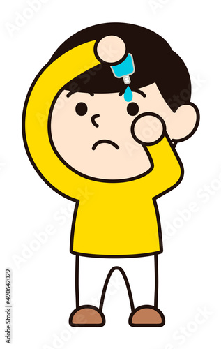 目薬をさす男性